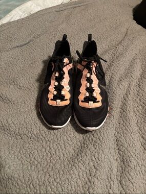 Nike Women's Black and Pink Athletic Shoes